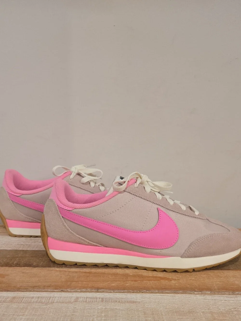 Nike Pacific Women Size 9 Silt Red Pink Spell Gum Athletic Running Sneaker